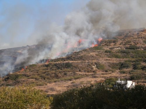 Υπό μερικό έλεγχο η φωτιά στην Κίσσαμο