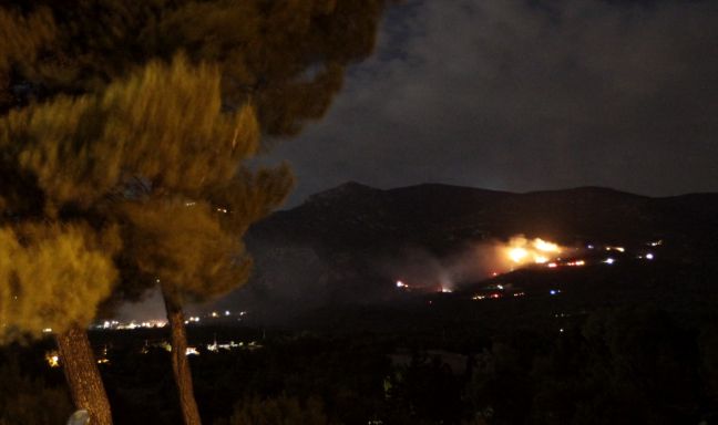 Μία σύλληψη για απόπειρα εμπρησμού στη Βαρυμπόμπη