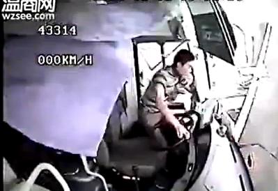 Σοκαριστικό βίντεο από σύγκρουση λεωφορείου με φορτηγό