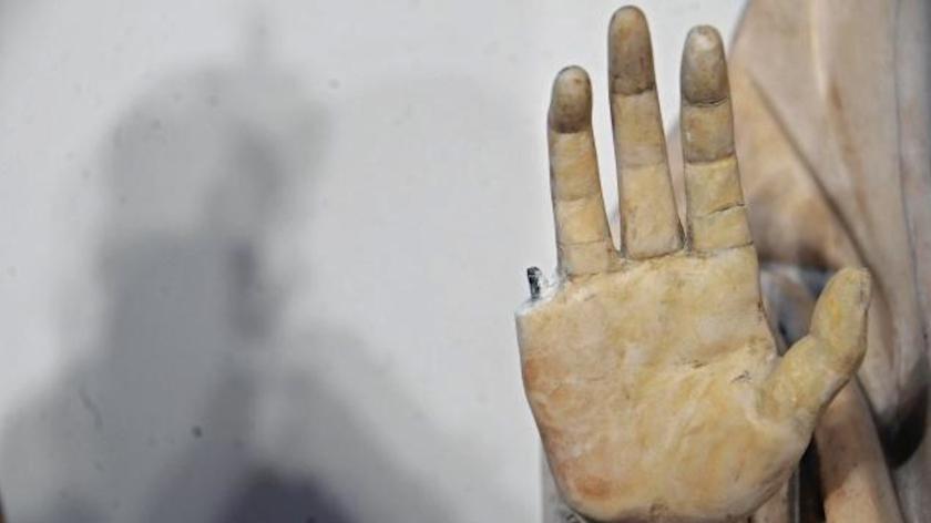 Τουρίστας έσπασε το δάχτυλο αγάλματος 600 ετών