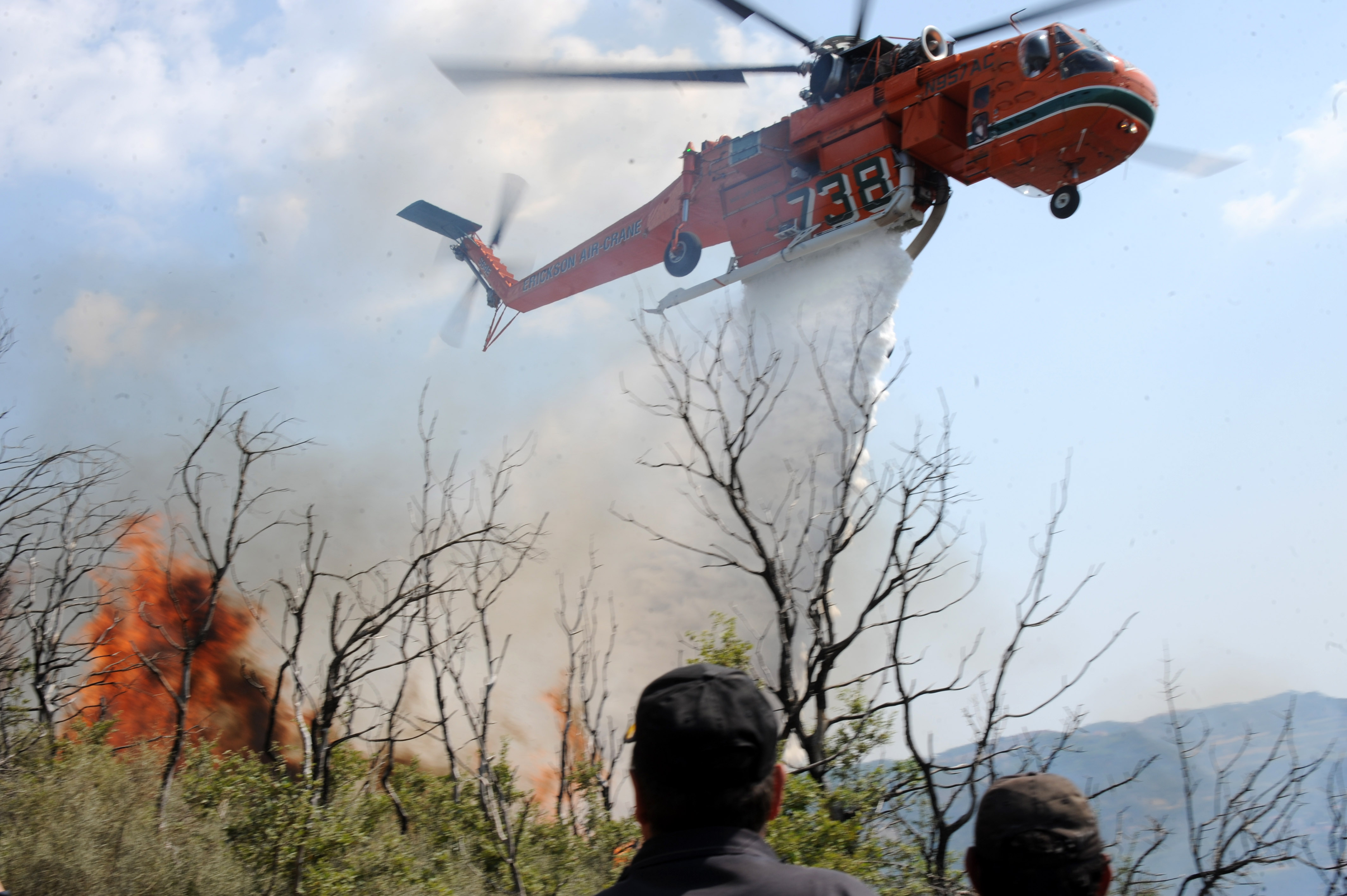 Υπό μερικό έλεγχο η φωτιά στις Αφίδνες