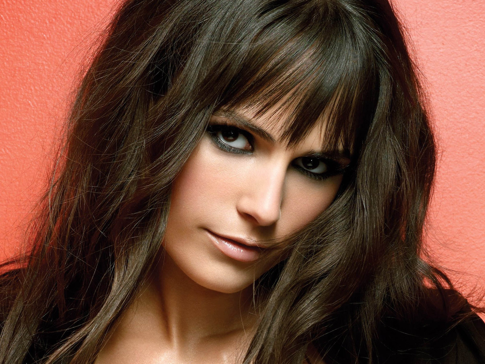 Η Jordana Brewster αναδύεται από τα καταπράσινα νερά
