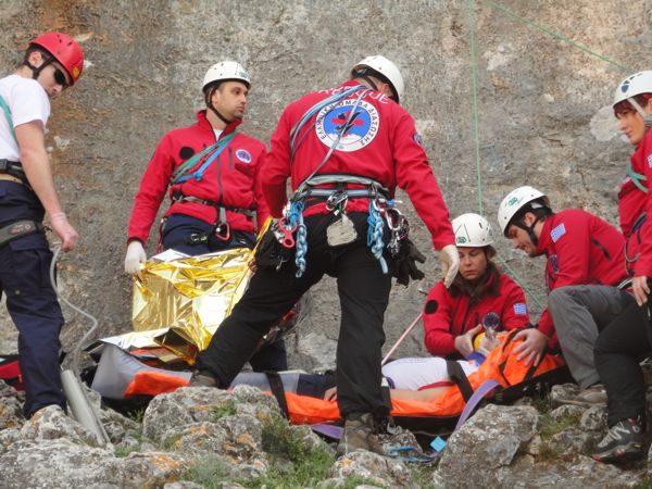 Βοήθεια μελών της Ελληνικής Ομάδας Διάσωσης σε τραυματία