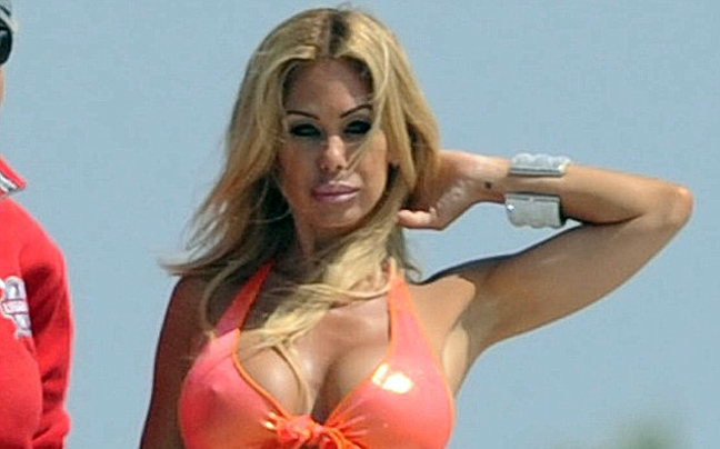 Με τα «όπλα» της στην άμμο η Shauna Sand