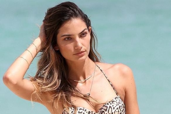 Με φόντο τα καταγάλανα νερά η Lily Aldridge