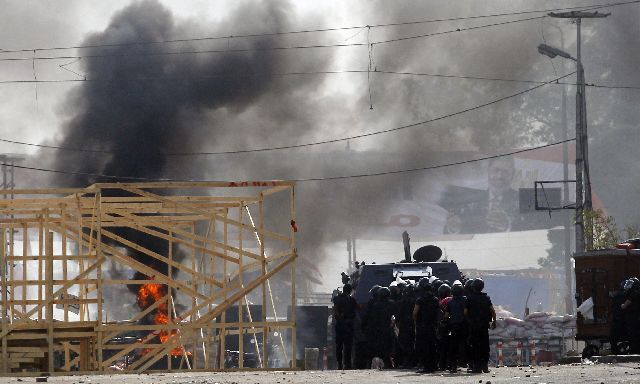 Με δακρυγόνα παρεμβαίνει η αστυνομία στις συγκρούσεις στο Κάιρο