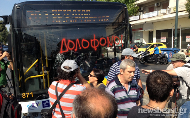 Νεαροί επιτέθηκαν σε λεωφορείο στο Περιστέρι