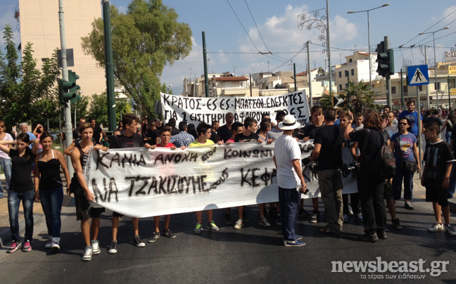 Ξεκίνησε η πορεία προς την τελευταία κατοικία του 19χρονου