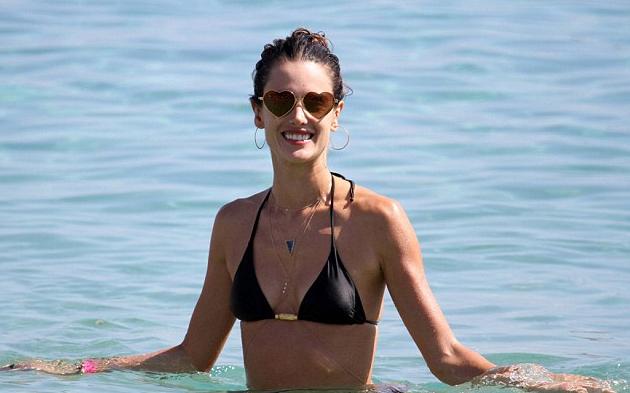 Η Alessandra Ambrosio λιάζεται σε ελληνική παραλία