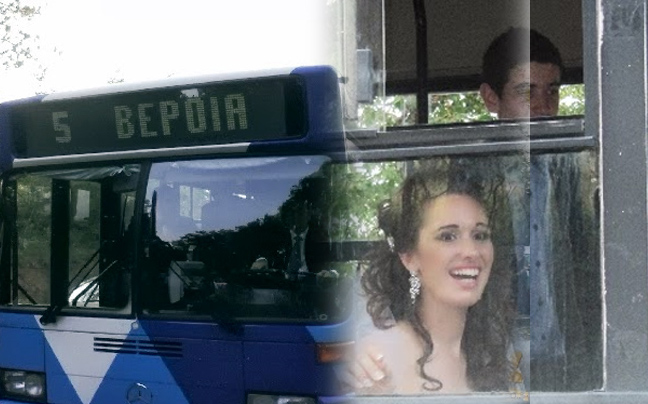 Πήγε στο γάμο της με το λεωφορείο της γραμμής!
