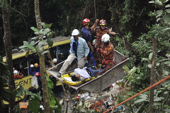 Περισσότεροι από 30 νεκροί από πτώση λεωφορείου σε χαράδρα
