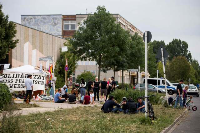 Αντίπαλοι διαδηλωτές στη Γερμανία για τους πρόσφυγες