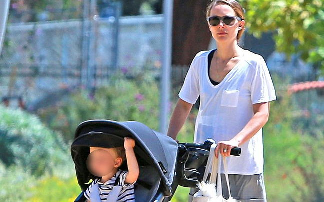 Εκπαιδευτική βόλτα για την Natalie Portman και το γιο της
