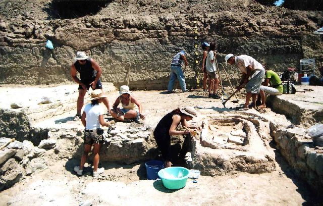 Καταγγελίες από το Σύλλογο Αρχαιολόγων για τις έρευνες στην αρχαία Ελίκη