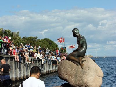 Τίμησαν τον έναν αιώνα της «Μικρής Γοργόνας» της Κοπεγχάγη