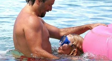 Τι κάνει η Pamela Anderson κάτω από το νερό…