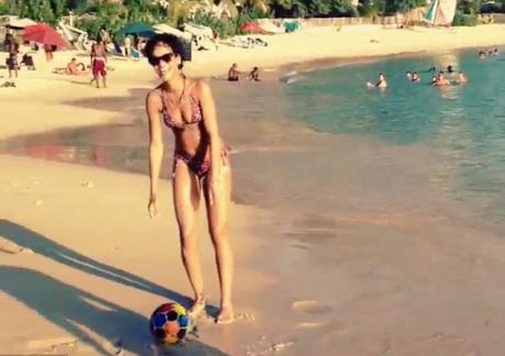 Σκοράρει στην παραλία η Rihanna&#8230;