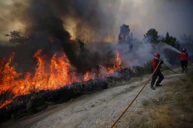 Σε επιφυλακή παραμένει η πυροσβεστική στην Πορτογαλία