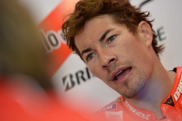 Χαμογέλασε το χείλι του Nicky Hayden στο Brno