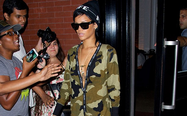 Έτοιμη να… παρουσιαστεί η Rihanna
