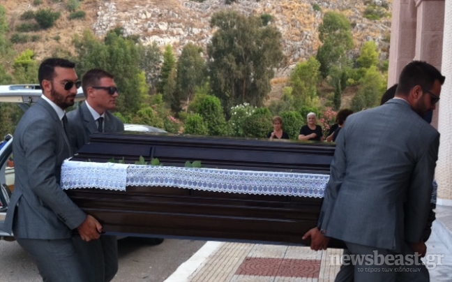 Συγγενείς και φίλοι στην κηδεία του Μιχάλη Ασλάνη