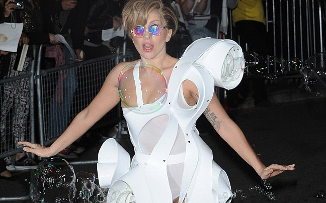 Η Lady Gaga… παίζει