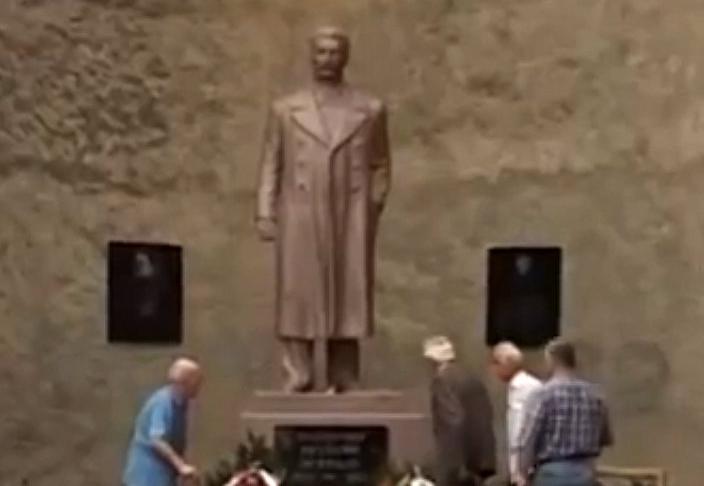 Άγνωστοι κατέστρεψαν άγαλμα του Στάλιν στη Γεωργία