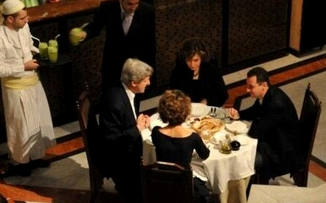 Όταν ο Αμερικανός υπουργός Άμυνας καθόταν στο ίδιο τραπέζι με τον Σύρο πρόεδρο