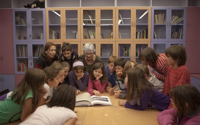 Η Ξένια Καλογεροπούλου υποδέχεται τα παιδιά με ένα παραμύθι