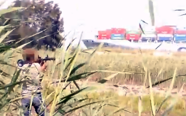 Βίντεο από επίθεση με ρουκέτες σε φορτηγό πλοίο στην Αίγυπτο