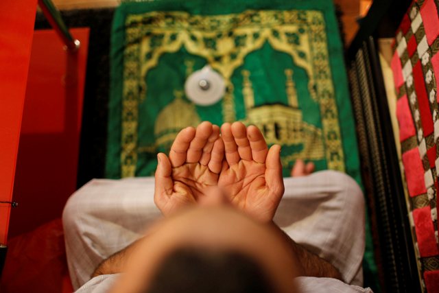 Προσευχή μουσουλμάνων για τη Συρία στο Μεγάλο Τέμενος του Παρισιού