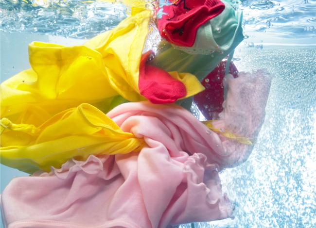 Πώς να καταλάβεις αν τα ρούχα σου βγάζουν χρώμα στο πλύσιμο