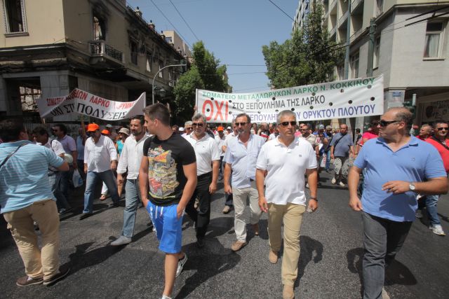 Κατάληψη της γέφυρας Σερβίων από εργαζόμενους της ΛΑΡΚΟ
