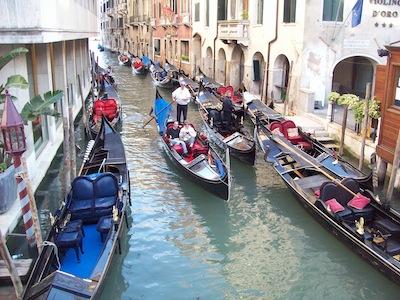 «Πινακίδες» και GPS στις γόνδολες βάζει ο δήμος της Βενετίας