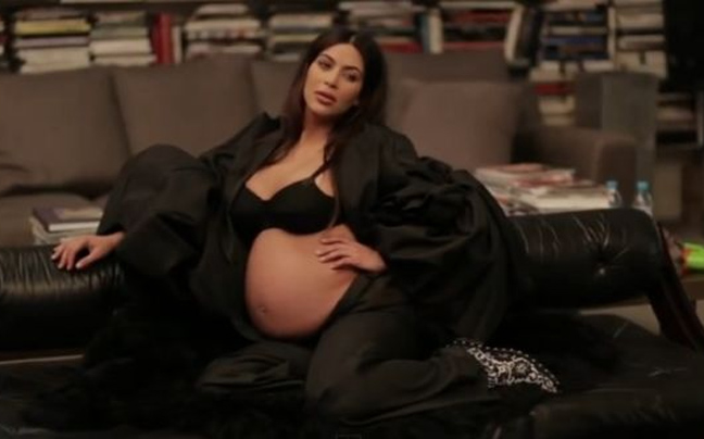 Η Kim Kardashian λίγο πριν γεννήσει