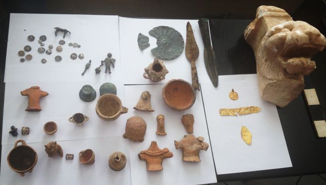 Χειροπέδες για παράνομη κατοχή αρχαίων αντικειμένων