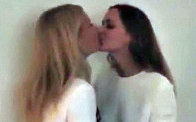 Το «καυτό» φιλί της Gwyneth Paltrow με τη Stella McCartney