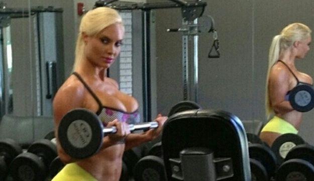 Η Coco Austin κάνει ασκήσεις για περισσότερο όγκο