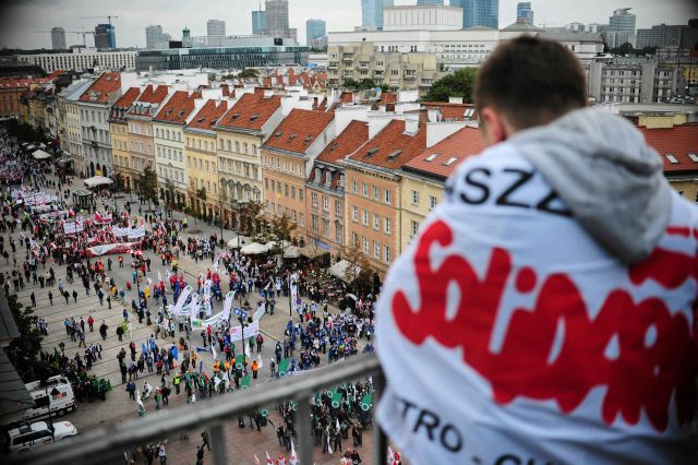 Δεκάδες χιλιάδες πολίτες στους δρόμους της Βαρσοβίας