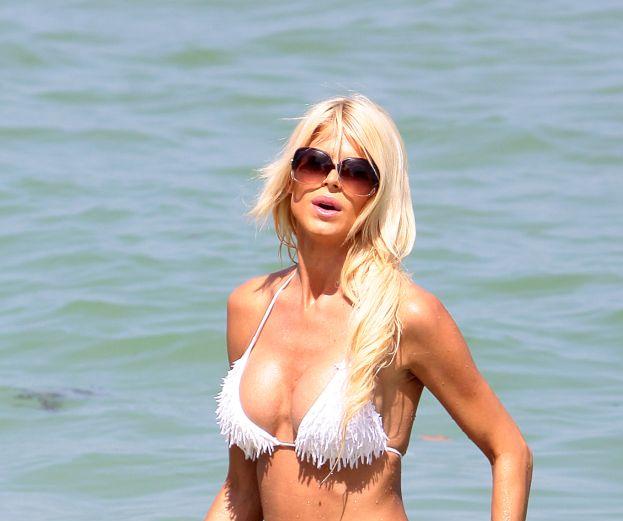 Με λευκό διάφανο μπικίνι η Victoria Silvstedt