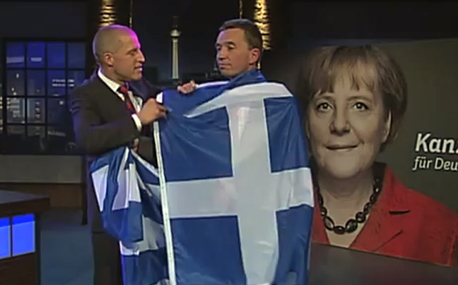 Τυλιγμένος με την ελληνική σημαία ζητά την έξοδο της Ελλάδας από το ευρώ