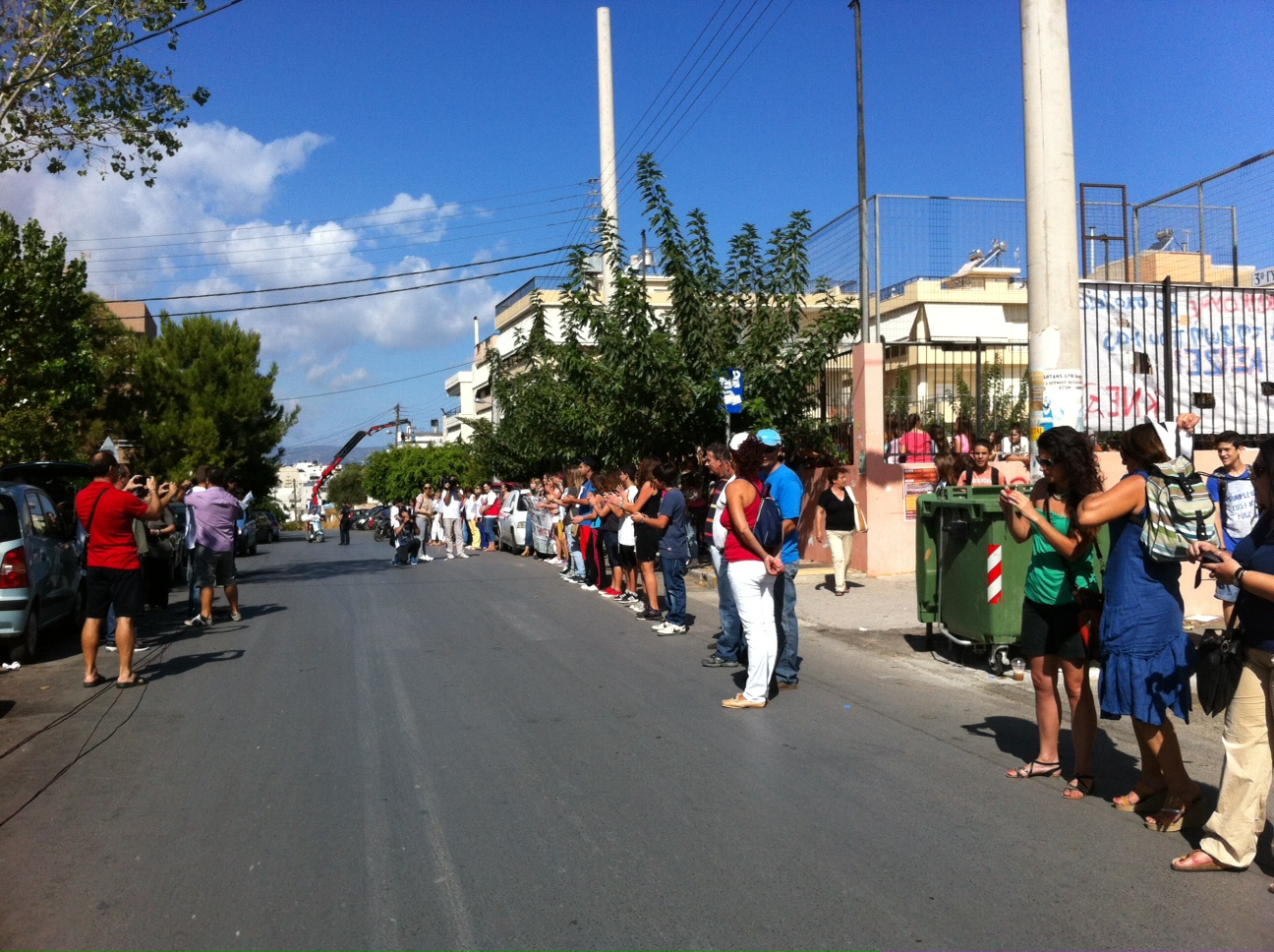 Με ανθρώπινη αλυσίδα «αγκάλιασαν» το σχολείο