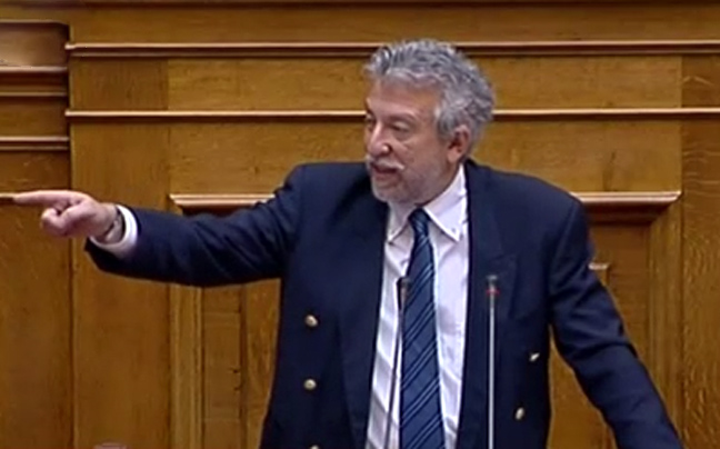 «Είστε άθλιοι νεοναζί που βρωμίζετε την αίθουσα του κοινοβουλίου»