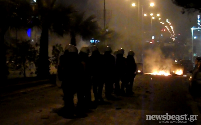 Οδοφράγματα και φωτιές στην αντιφασιστική πορεία στο Κερατσίνι