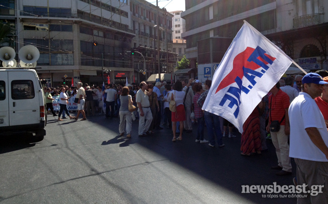 Στην Ομόνοια συγκεντρώνονται μέλη του ΠΑΜΕ