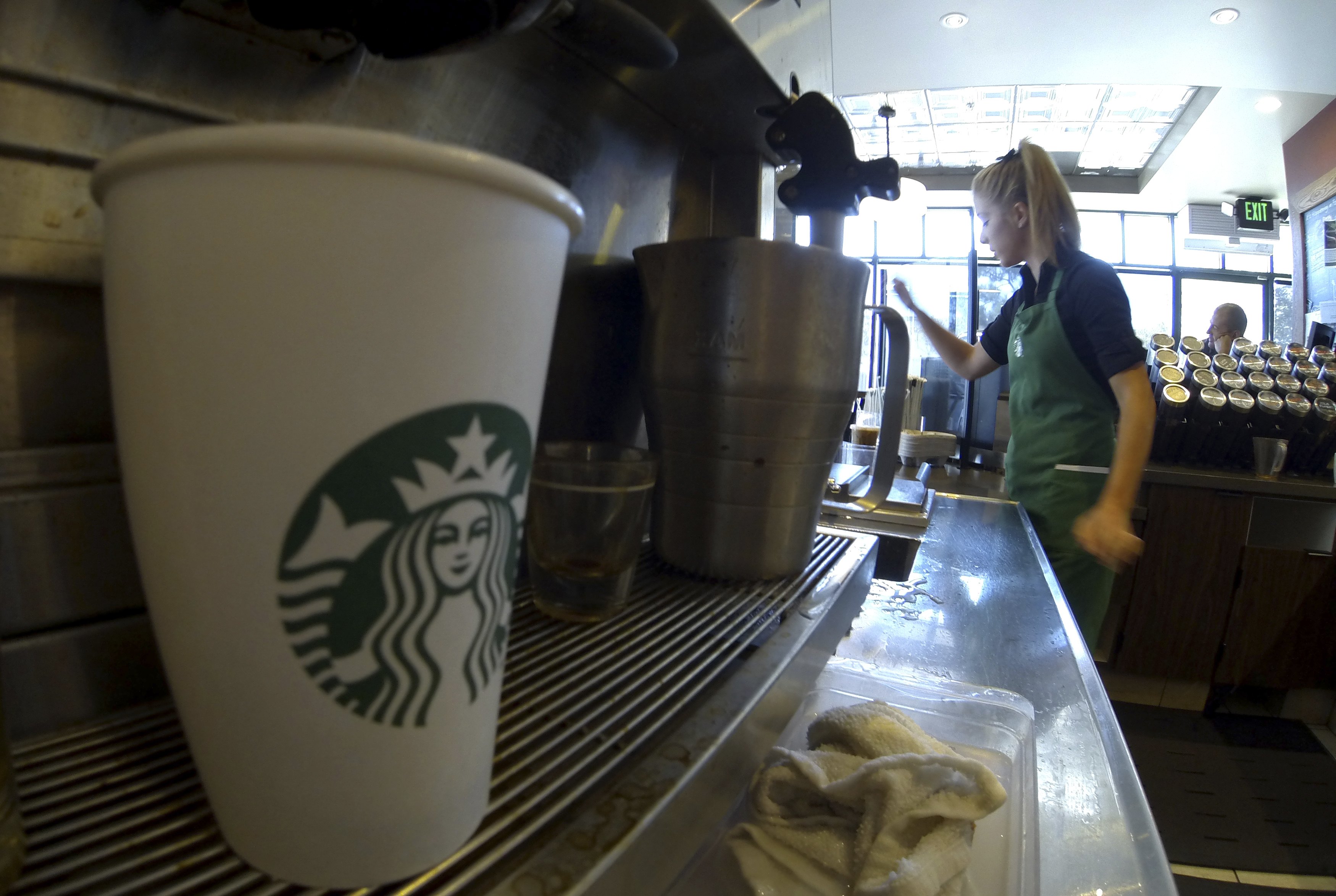 «Αφήνετε τα όπλα σας στο σπίτι» λένε τα Starbucks στους πελάτες