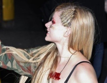 Με σουτιέν που βγάζει μάτι η Avril Lavigne