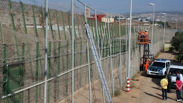 Απόπειρα 200 μεταναστών να περάσουν στην Ευρώπη από το Μαρόκο