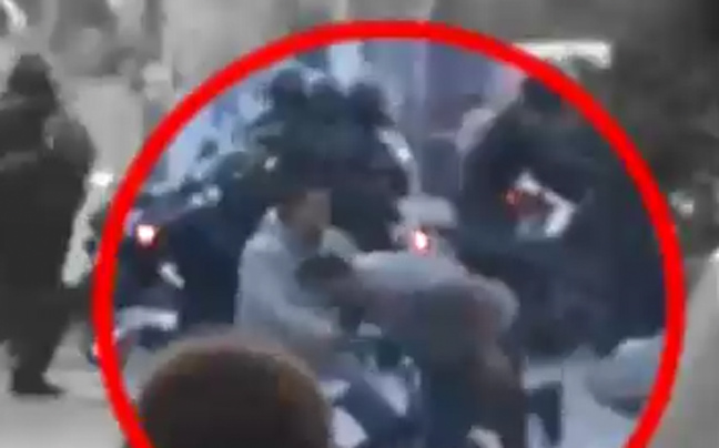 Άνδρας με πολιτικά χτυπά με το μηχανάκι του διαδηλωτή