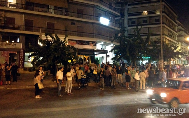 Αστυνομικός πυροβόλησε σε αντιφασιστική συγκέντρωση στη Δάφνη